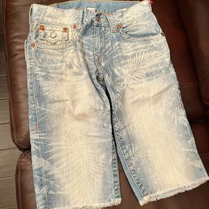 True Religion Section Cut-Off Short Wild Express W/ Leaf Print